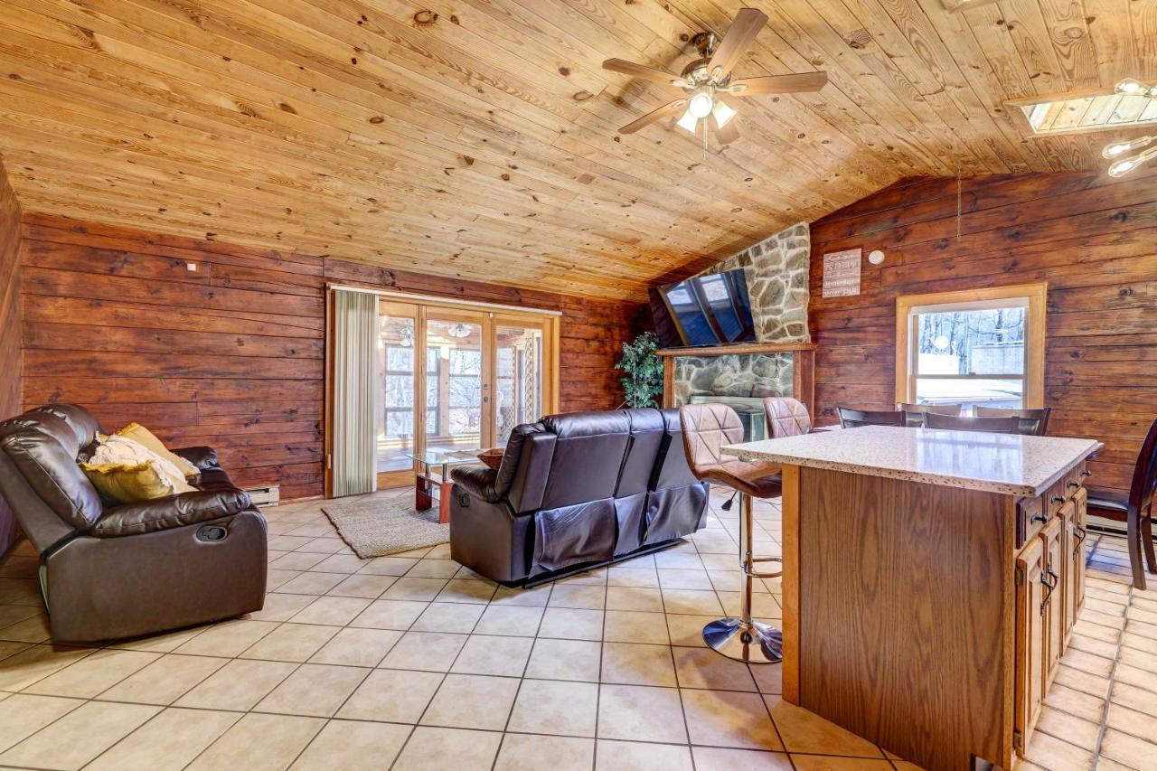 Pocono Vacation With Game Room! Ferienhaus *