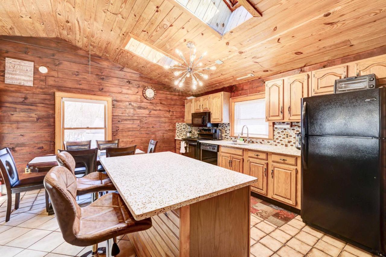 Pocono Vacation With Game Room! Ferienhaus