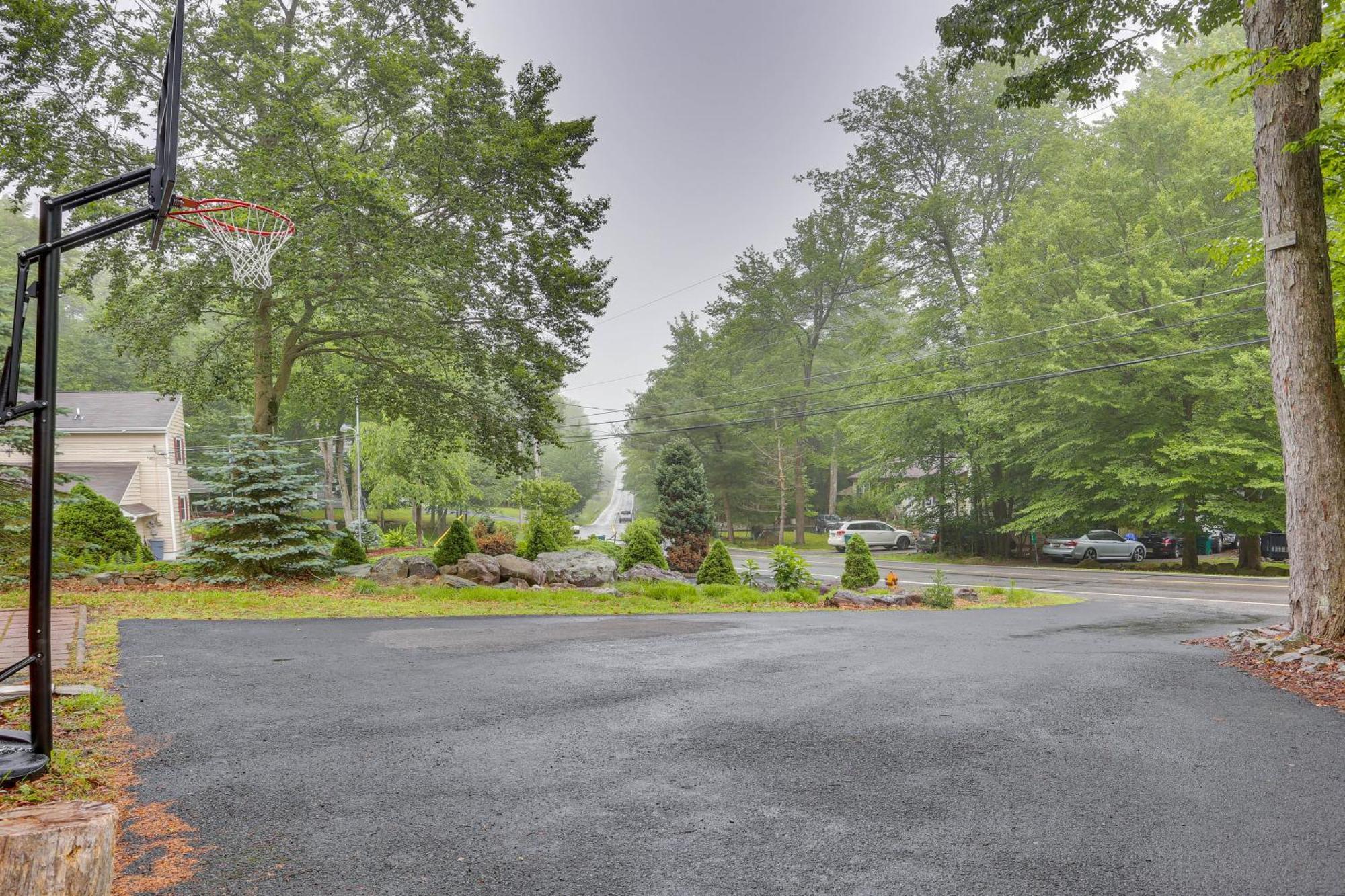 Pocono Vacation With Game Room! Ferienhaus *
